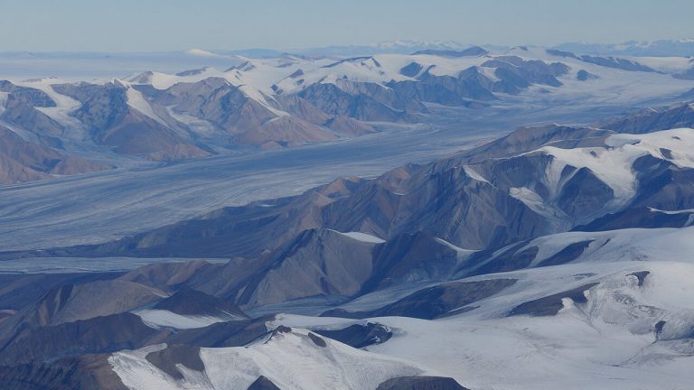 Vue aérienne de la chaîne de montagnes et des glaciers en route vers la station météorologique d'Eureka, île d'Ellesmere, Nunavut.